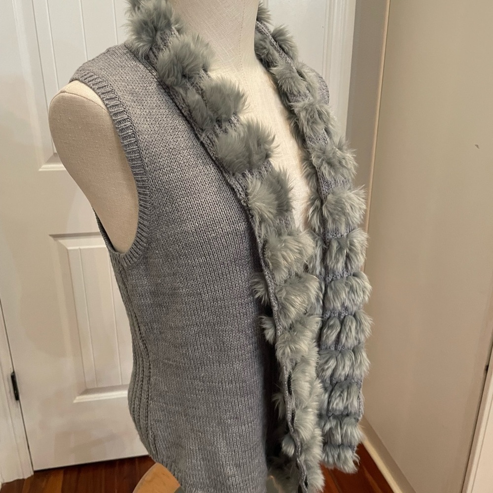 Chico's Sweater Vest grey knit, faux fur trim, size 4 XS open front cardigan - Picture 2 of 9